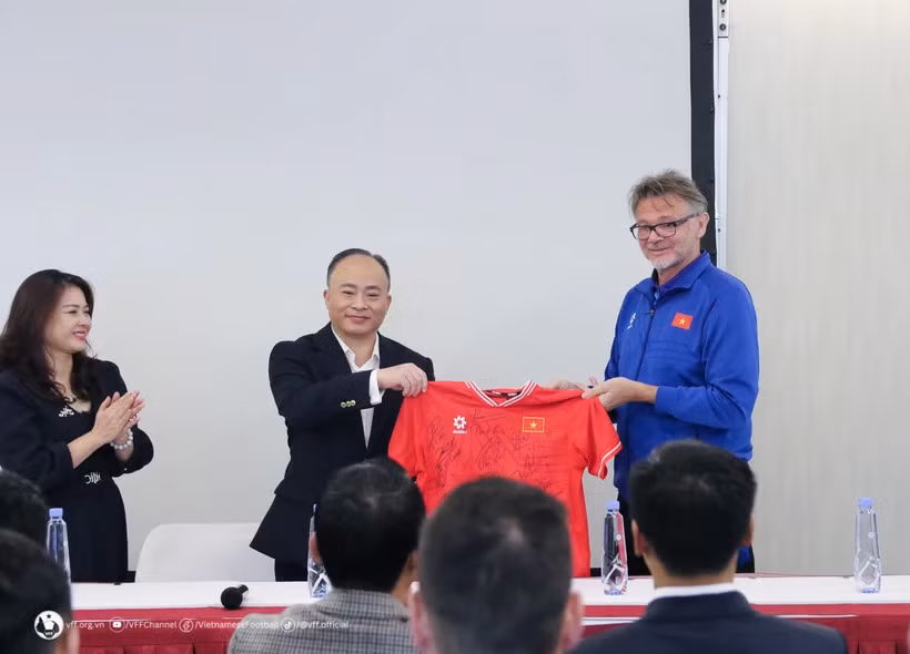 Embassy offers support to Vietnamese players at Asian Cup finals ảnh 1