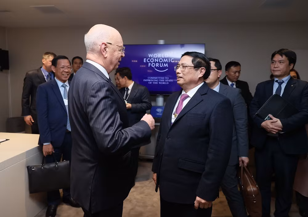 PM meets with leaders of countries, int’l organisations on WEF sidelines ảnh 1