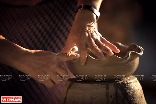 Bau Truc – Perfect place for tourists to explore quintessence of Cham pottery ảnh 1