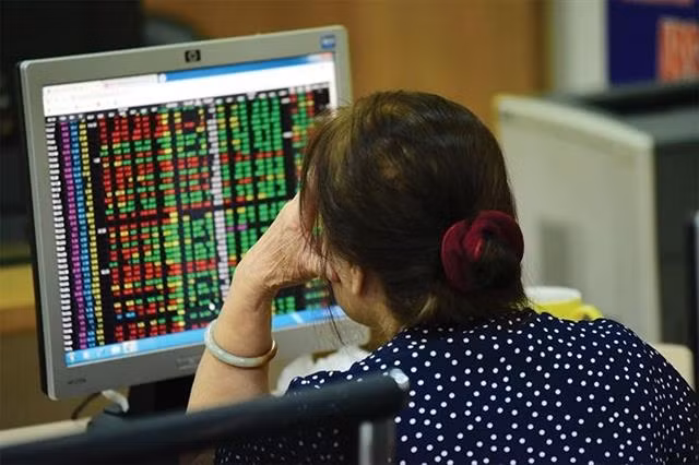 Trade wars, speculation to hurt stocks ảnh 1