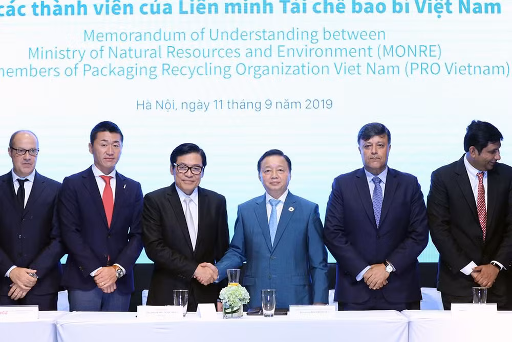 Ministry, packaging industry join hands to handle plastic waste ảnh 1