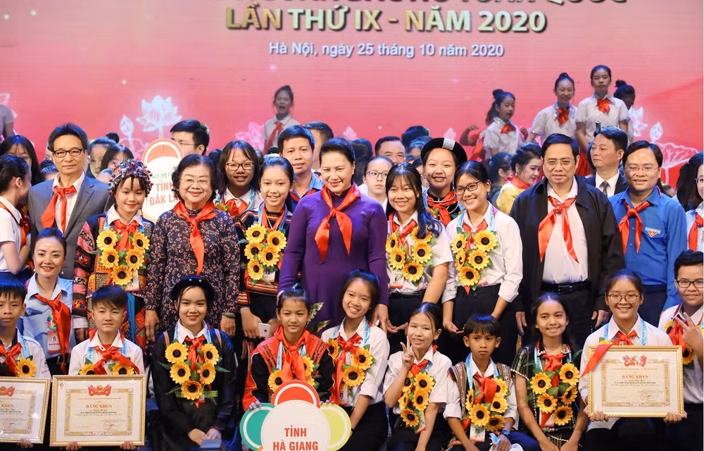 Outstanding children honoured at Hanoi ceremony ảnh 1