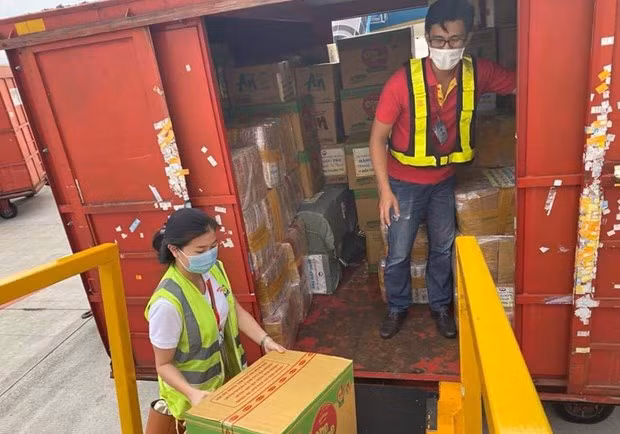 Airlines, railway ramp up activities to support flood-hit provinces ảnh 1