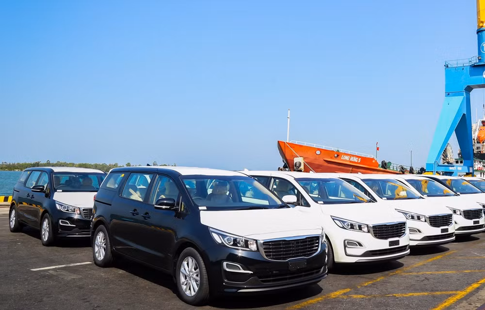 THACO exports 40 Kia Grand Carnival cars to Thailand ảnh 1