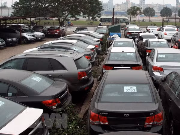 Ministry clarifies decree on imported autos ảnh 1