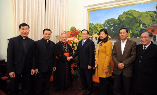Hanoi Archdiocese leader extends Tet greetings to city Party Committee ảnh 1