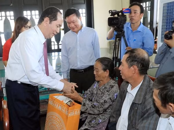 President gives Tet gifts to workers in Binh Duong ảnh 1 President gives Tet gifts to workers in Binh Duong ảnh 1