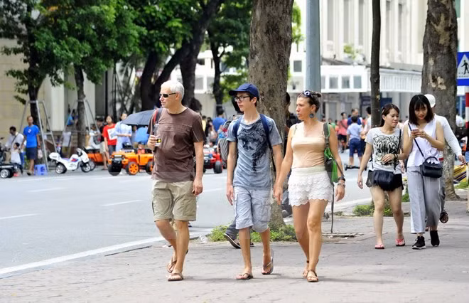 Tourist arrivals in Hanoi, Thua Thien-Hue up during New Year holiday ảnh 1