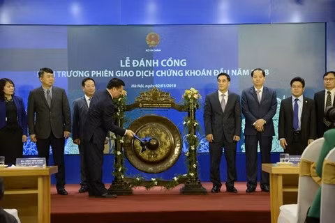 Banks lead market upturn in 2018's first trading day ảnh 1