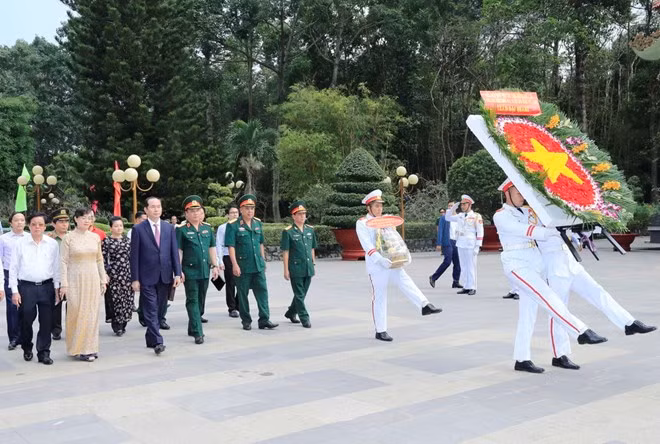 State leader presents Tet gifts in Ho Chi Minh City ảnh 1