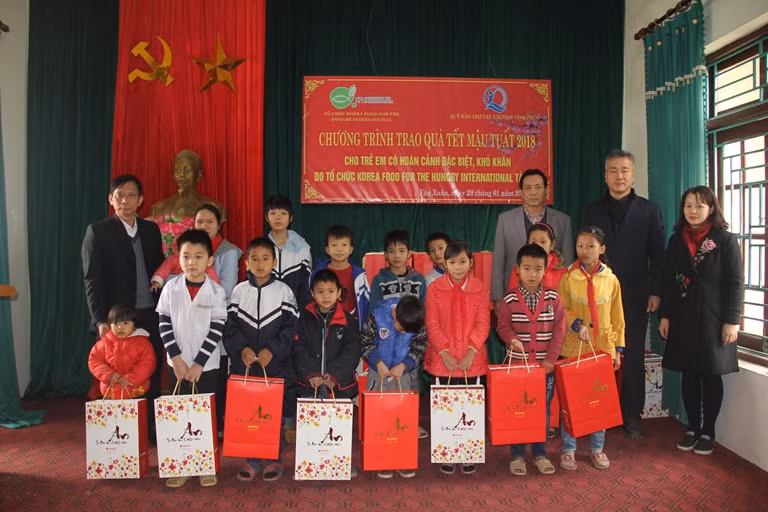Tet gifts for underprivileged children in Vinh Phuc ảnh 1