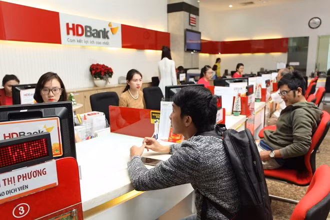 HDBank debuts in HOSE, gets into Top 20 heavyweights ảnh 1