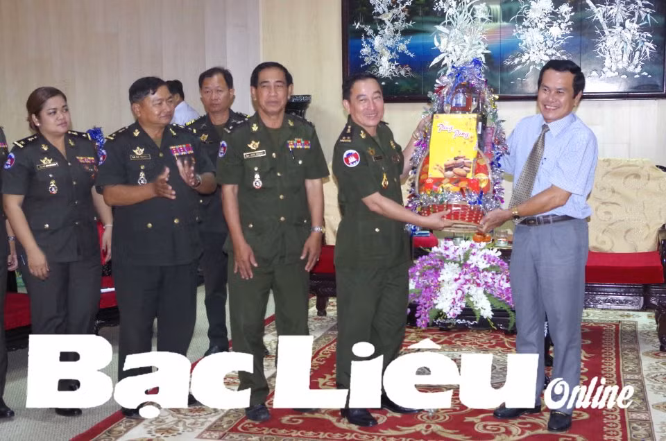 Cambodian delegation extends New Year greetings to Bac Lieu ảnh 1