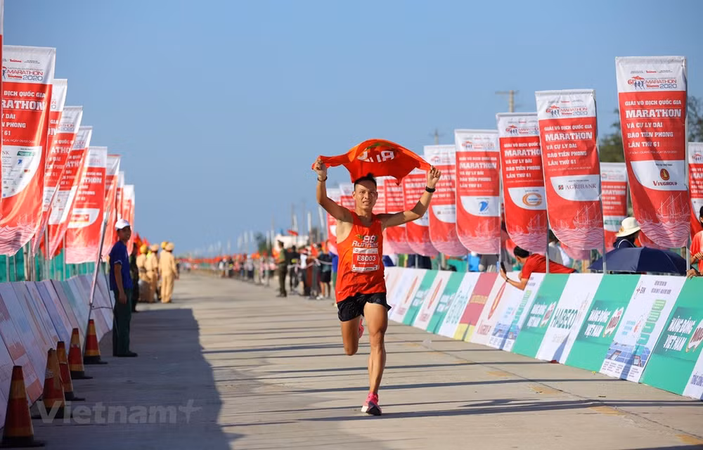 Nearly 2,000 runners compete in 61st Tien Phong Newspaper Marathon ảnh 1