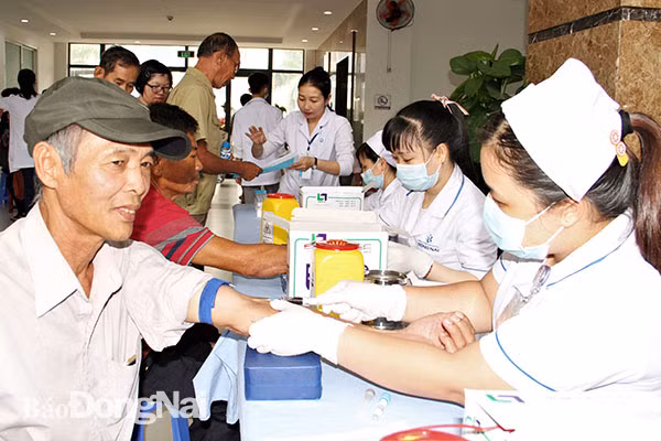 More than 1,000 AO victims in Dong Nai receive free health checks ảnh 1