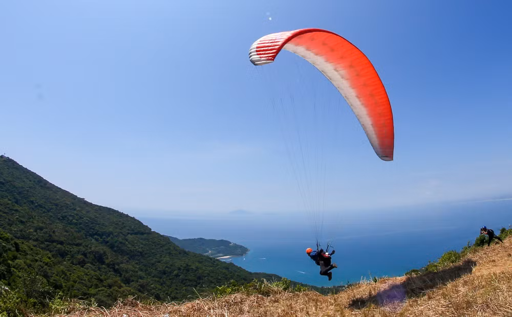 Over 100 paragliders compete in national tournament ảnh 1
