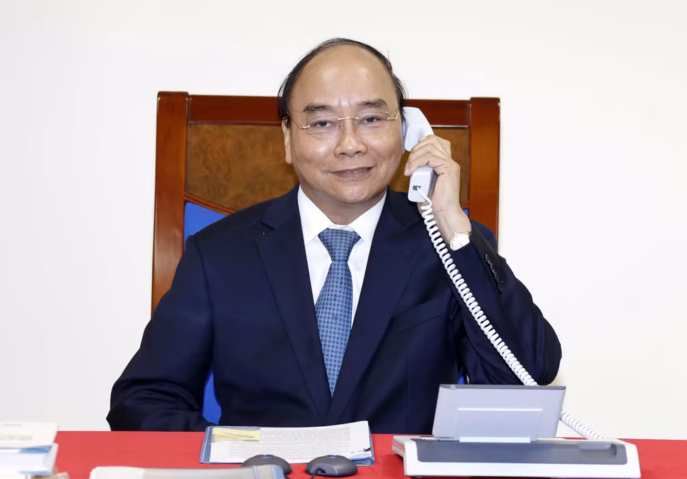 Prime Minister holds phone talks with EC President ảnh 1