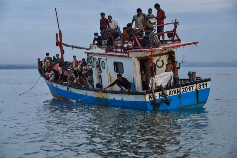 At least 24 Rohingya migrants feared drowned off Malaysian coast ảnh 1