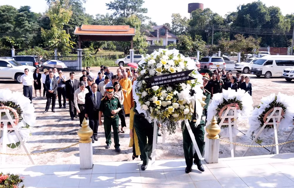Incense tribute paid to Vietnamese, Lao martyrs in Vientiane ảnh 1