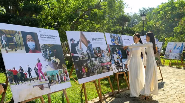 Photo exhibition showcases Vietnam’s fight against COVID-19 ảnh 1