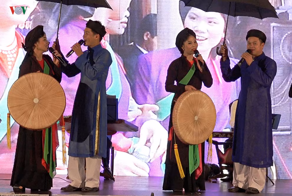 Quan ho folk art troupe makes performance tour in Europe ảnh 1