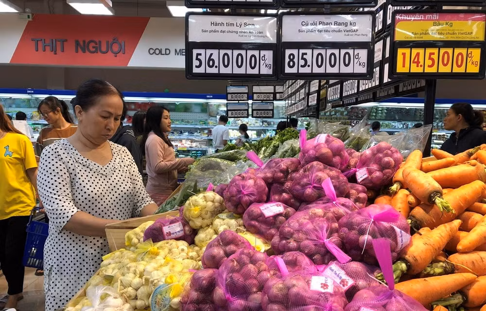 HCM City’s CPI goes down slightly in June ảnh 1