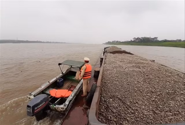 Hanoi struggles to tackle illegal sand mining ảnh 1