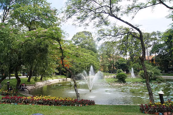 Walk for environment underway in HCM City ảnh 1