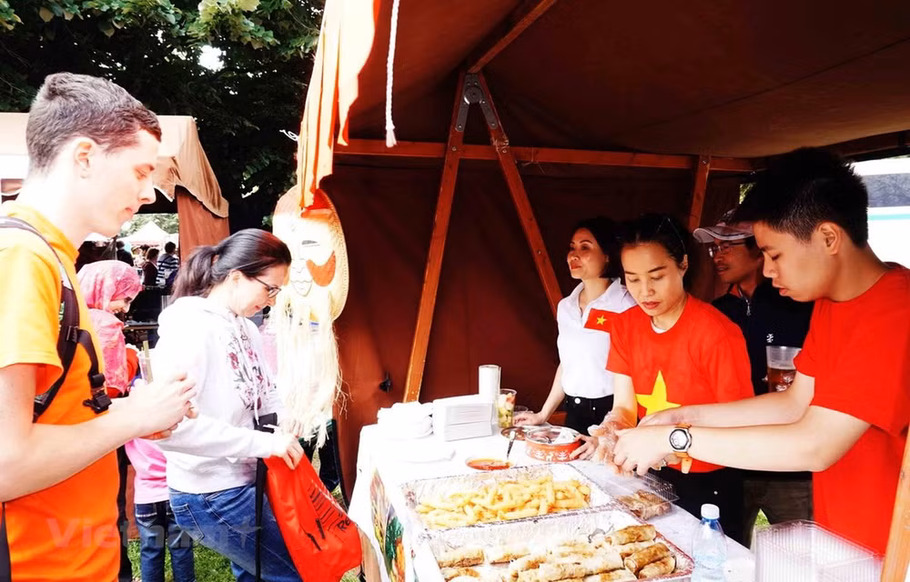 Vietnamese culture, food impress at festival in Czech ảnh 1