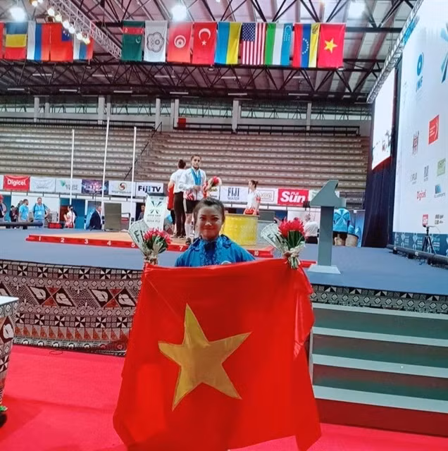 Vietnamese weightlifters win gold at world championship ảnh 1