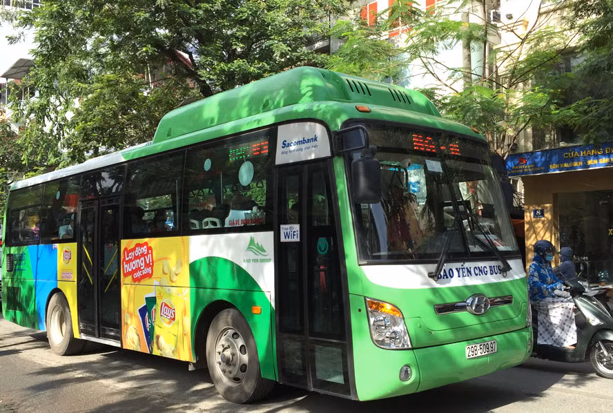 More eco-friendly buses to run on Hanoi streets ảnh 1