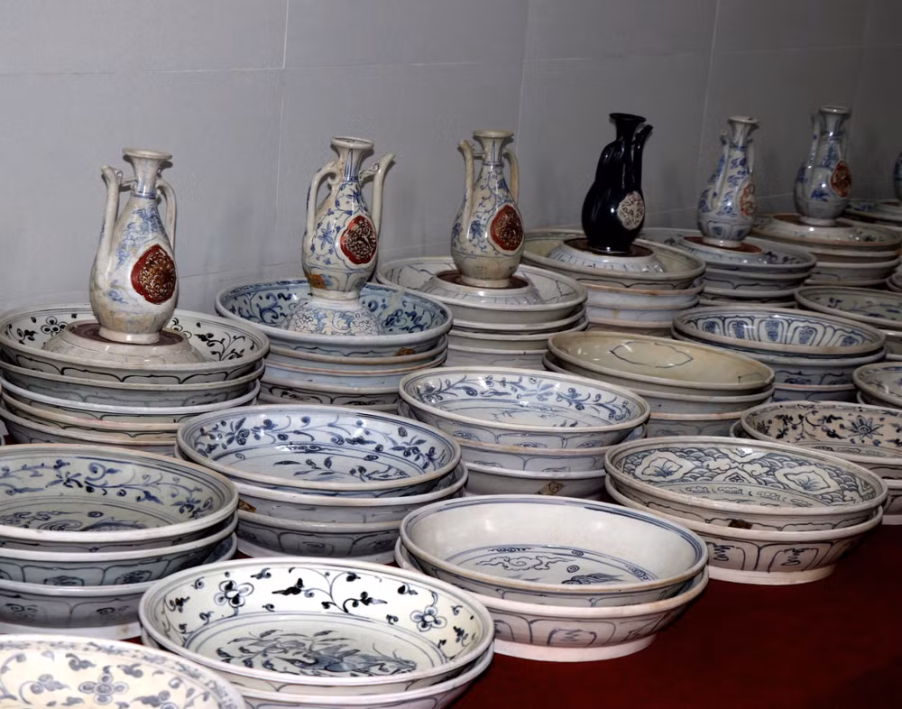 Treasures from ancient shipwrecks on display in Quang Ngai ảnh 1
