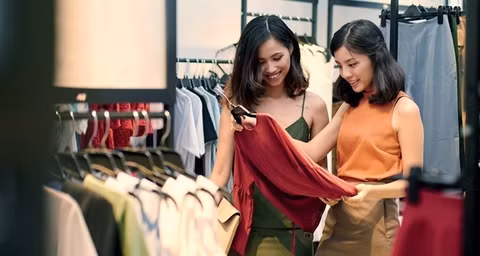 Vietnam expected to add 36 million middle class people in next decade ảnh 1