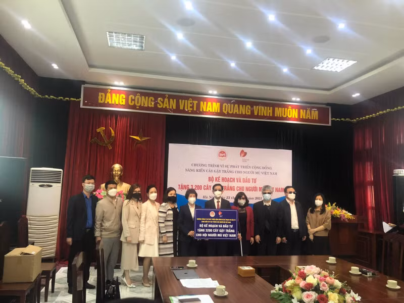  3,000 white canes presented in aid of blind people ảnh 1