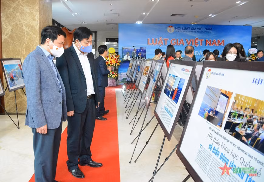 Photo exhibition on lawyers and homeland’s sea, islands launched ảnh 2