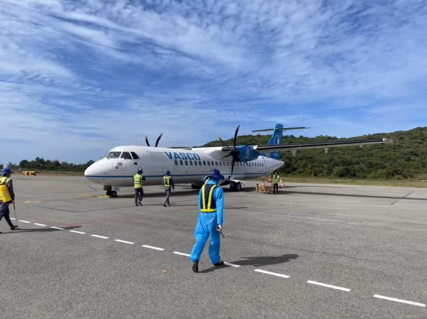 VASCO safely flies COVID-19 vaccine to Con Dao island ảnh 1