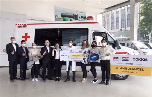 Ambulances presented to five localities in COVID-19 fight ảnh 1 Ambulances presented to five localities in COVID-19 fight ảnh 1