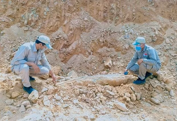 Quang Tri: Big bomb in residential area safely handled ảnh 1