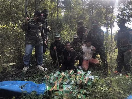 Three arrested for smuggling 46kg of crystal meth from Laos into Vietnam ảnh 1