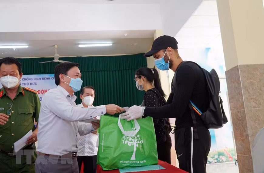 Gifts presented to foreigners in HCM City ảnh 1