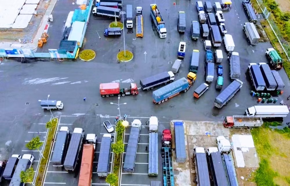 August retail sales plunge as COVID-19 cases on rise ảnh 1