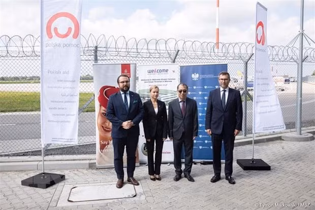 Poland hands over COVID-19 vaccine batch to Vietnam ảnh 1