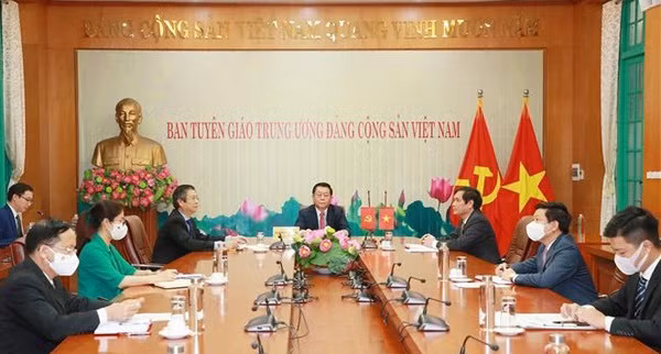 Vietnamese, Chinese Parties seek stronger cooperation in popularisation work ảnh 1