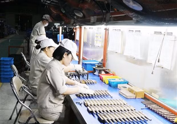S&P Global: Vietnam's PMI declines slightly amidst pick-up in demand ảnh 1