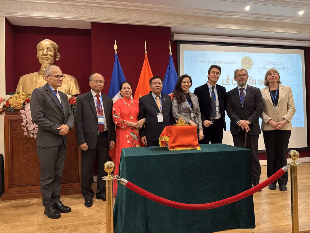 Golden imperial seal handed over to Vietnam from France ảnh 1