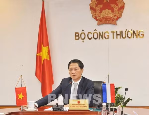 Vietnam to overcome difficulties in 2021 through solidarity: MoIT leader ảnh 1