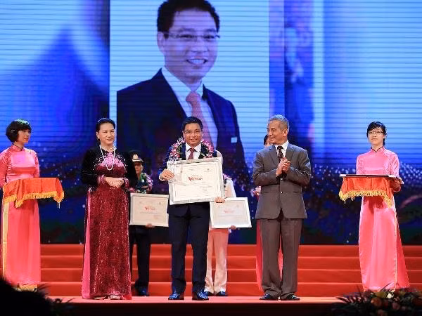 Vietnam Glory honours outstanding individuals, organisations ảnh 1