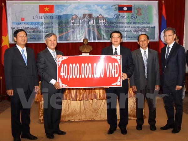 Vietnamese leader’s presents given to Lao provinces ảnh 1