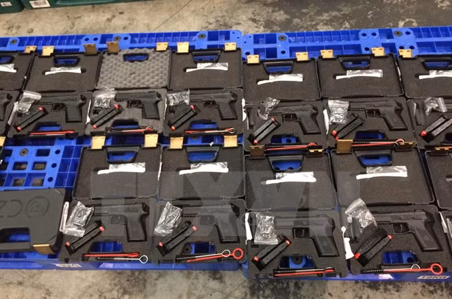 Large amount of weapons confiscated at HCM City airport ảnh 1