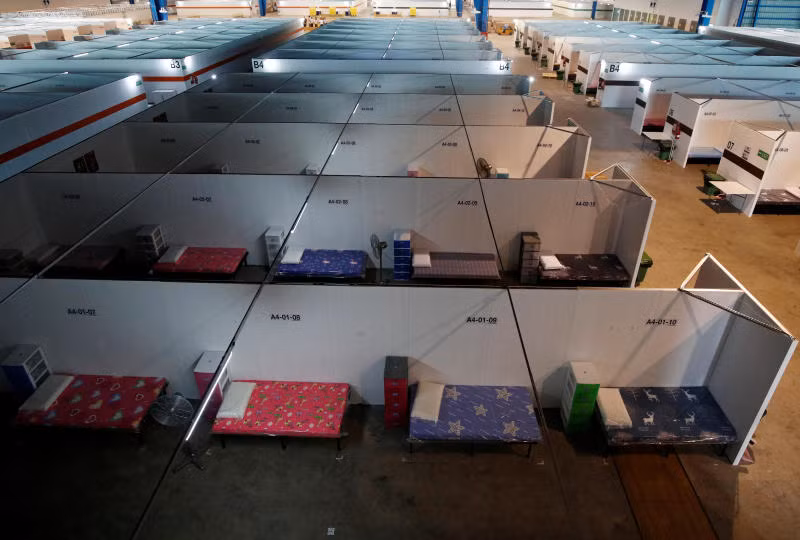 Singapore sets up bed space for COVID-19 patients as cases surge ảnh 1